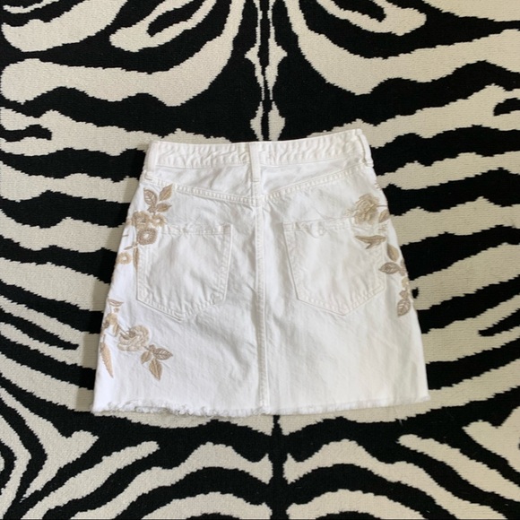 Abercrombie & Fitch White Embroidered Demim Boho Western Mini Skirt Size 0/25 - Picture 3 of 7